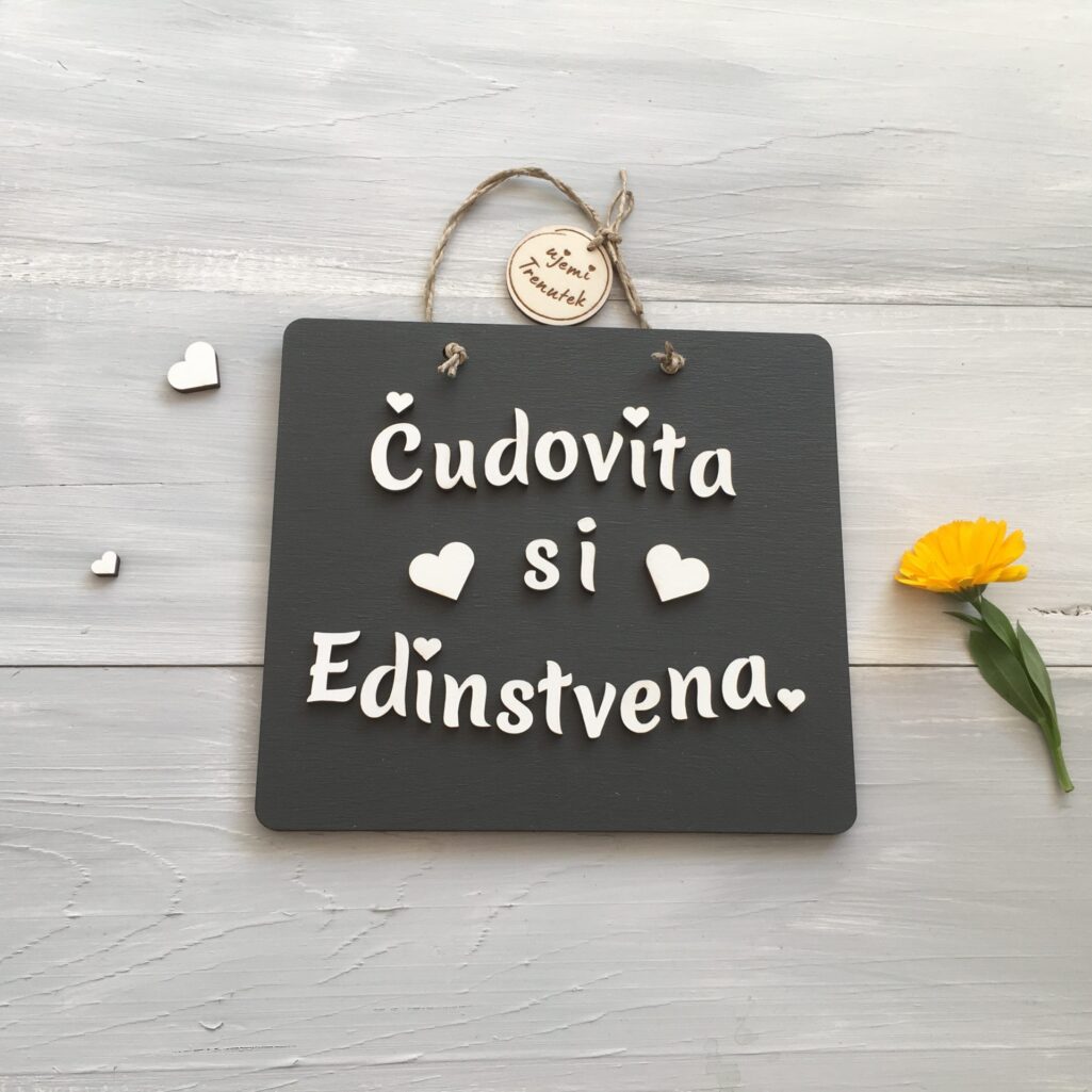 Personalizirana lesena tablica »Čudovita si, edinstvena«