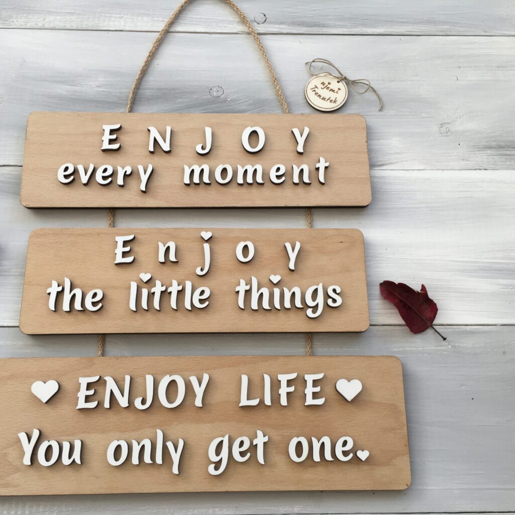 Tablica na vrvici «Enjoy every moment»